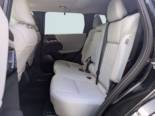 2025 Silver Mitsubishi Outlander Platinum Edition AWD SUV
