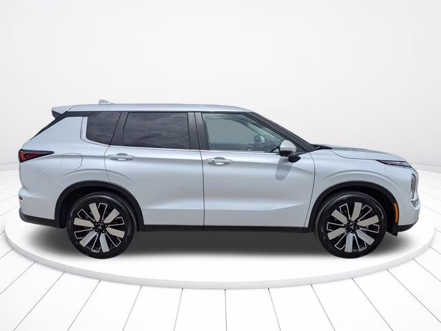2026 White Diamond Mitsubishi Outlander SE FWD SUV