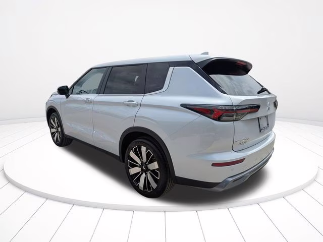 2026 White Diamond Mitsubishi Outlander SE FWD SUV