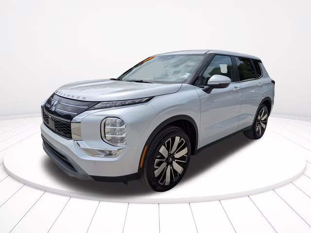 2026 White Diamond Mitsubishi Outlander SE FWD SUV