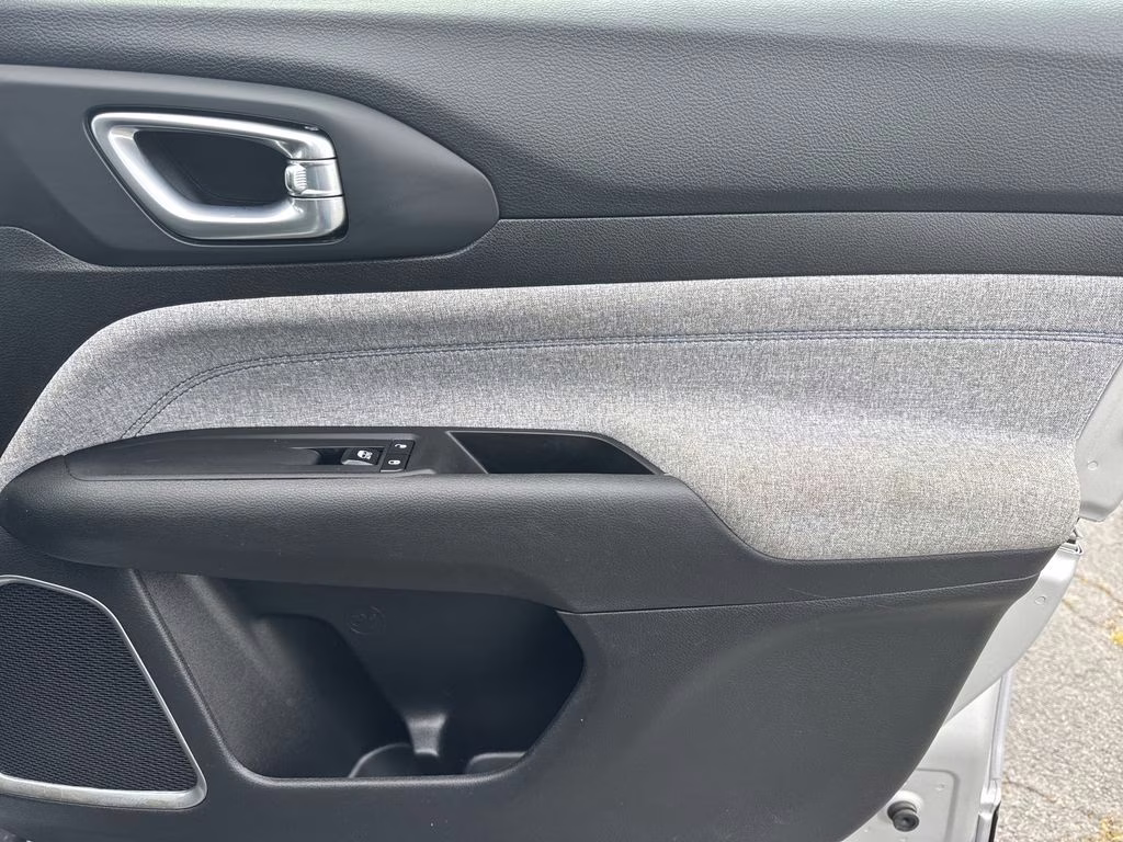 2024 Silver Zynith Metallic Clearcoat Jeep Compass Latitude 4X4 SUV