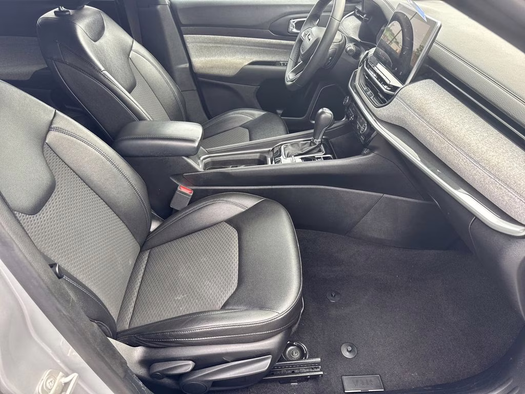 2024 Silver Zynith Metallic Clearcoat Jeep Compass Latitude 4X4 SUV