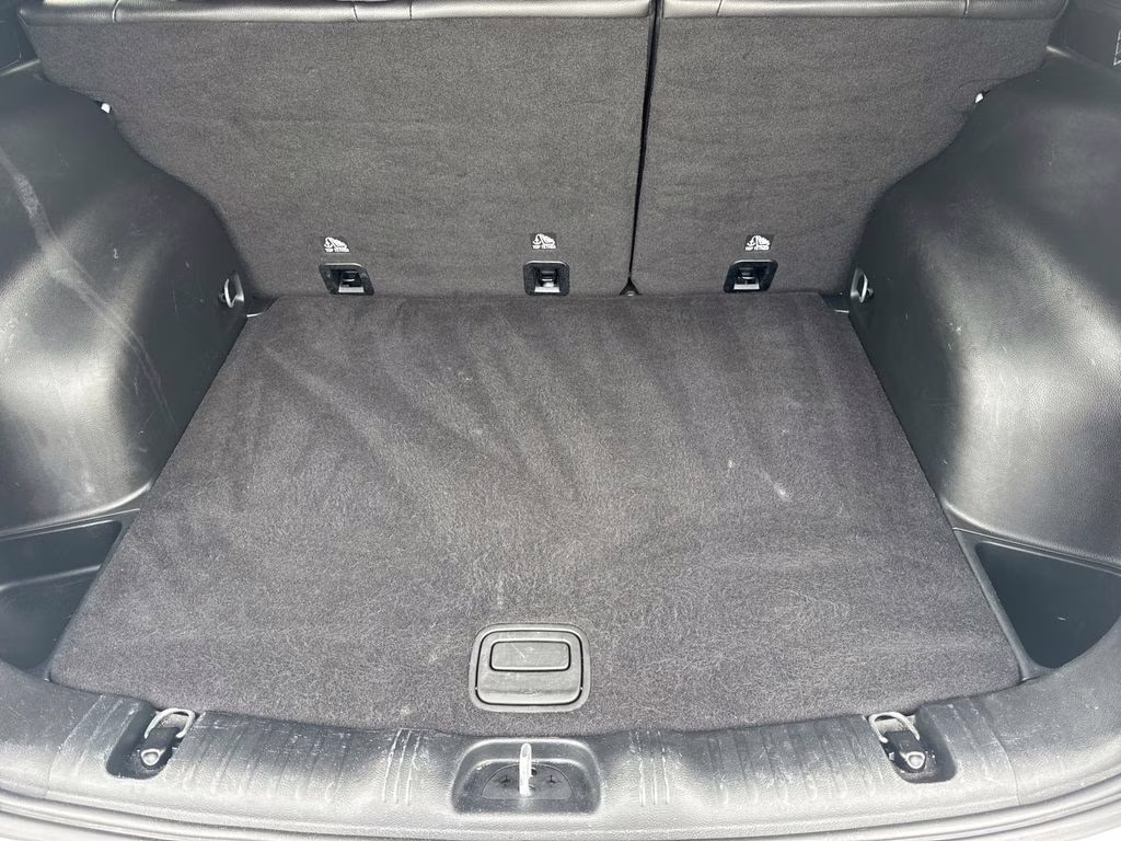 2024 Silver Zynith Metallic Clearcoat Jeep Compass Latitude 4X4 SUV