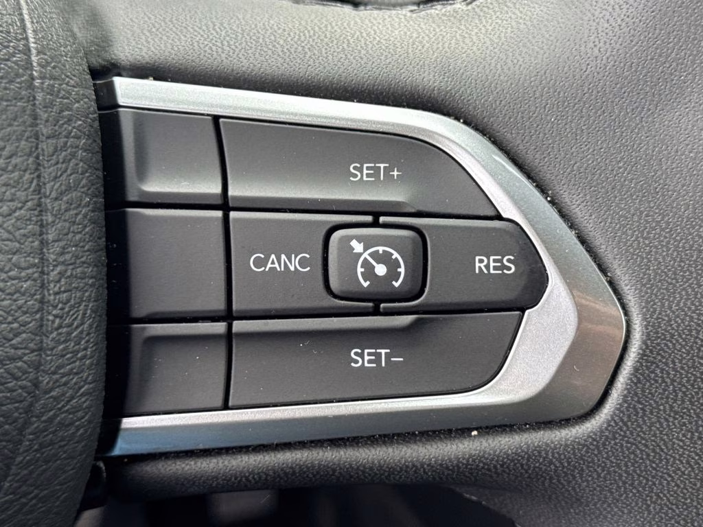 2024 Silver Zynith Metallic Clearcoat Jeep Compass Latitude 4X4 SUV