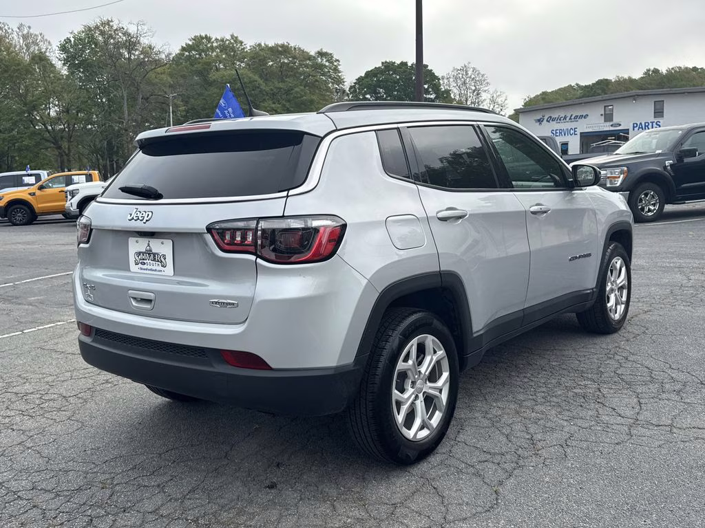 2024 Silver Zynith Metallic Clearcoat Jeep Compass Latitude 4X4 SUV