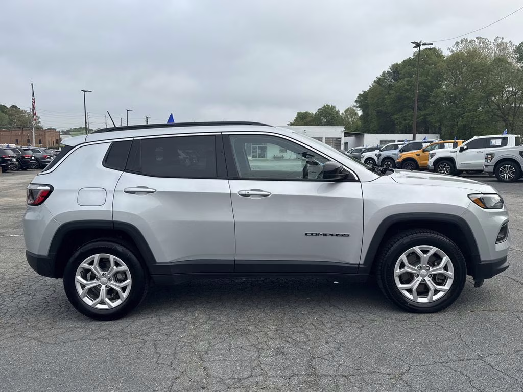 2024 Silver Zynith Metallic Clearcoat Jeep Compass Latitude 4X4 SUV
