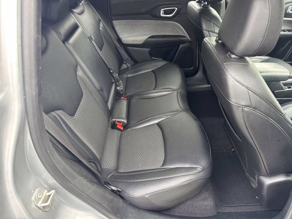 2024 Silver Zynith Metallic Clearcoat Jeep Compass Latitude 4X4 SUV