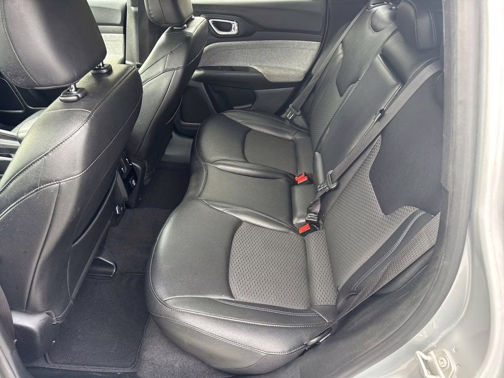 2024 Silver Zynith Metallic Clearcoat Jeep Compass Latitude 4X4 SUV