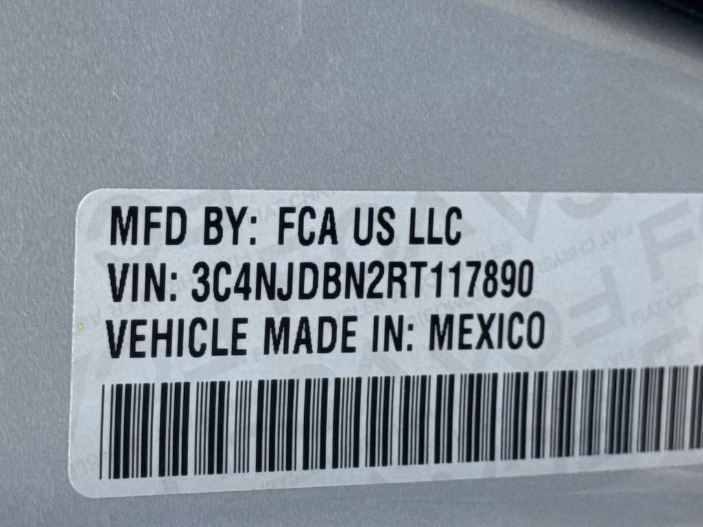 2024 Silver Zynith Metallic Clearcoat Jeep Compass Latitude 4X4 SUV