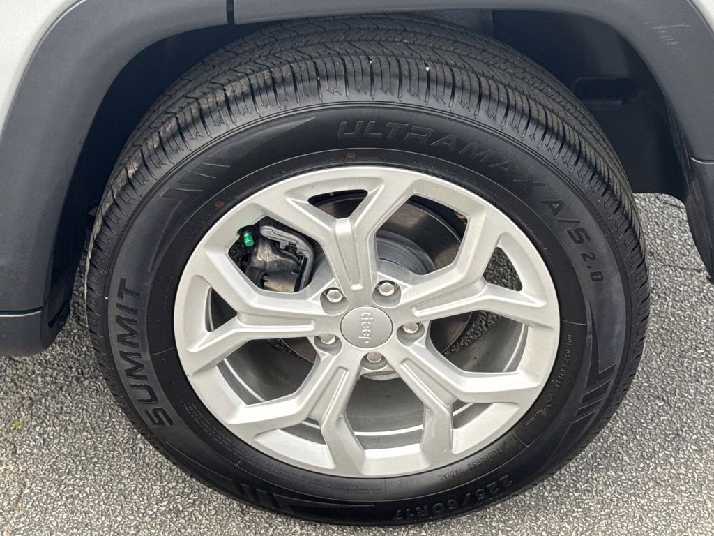 2024 Silver Zynith Metallic Clearcoat Jeep Compass Latitude 4X4 SUV