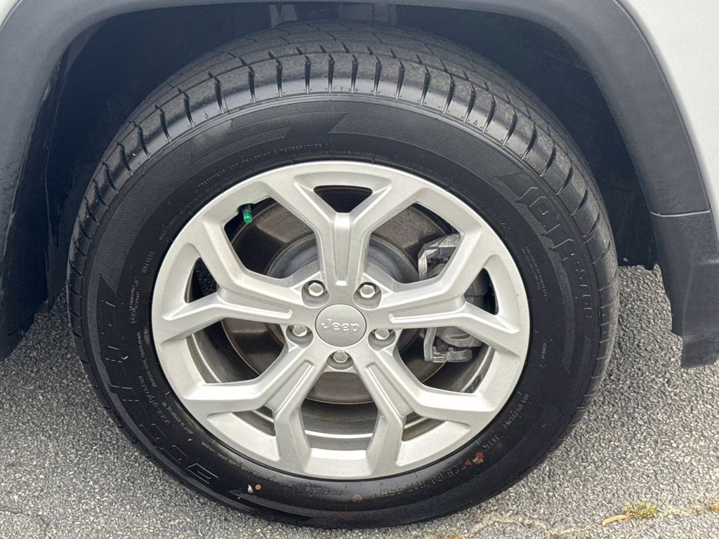 2024 Silver Zynith Metallic Clearcoat Jeep Compass Latitude 4X4 SUV