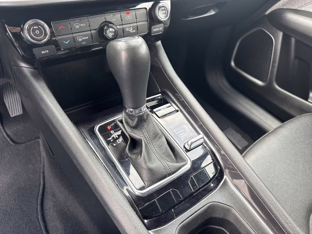 2024 Silver Zynith Metallic Clearcoat Jeep Compass Latitude 4X4 SUV