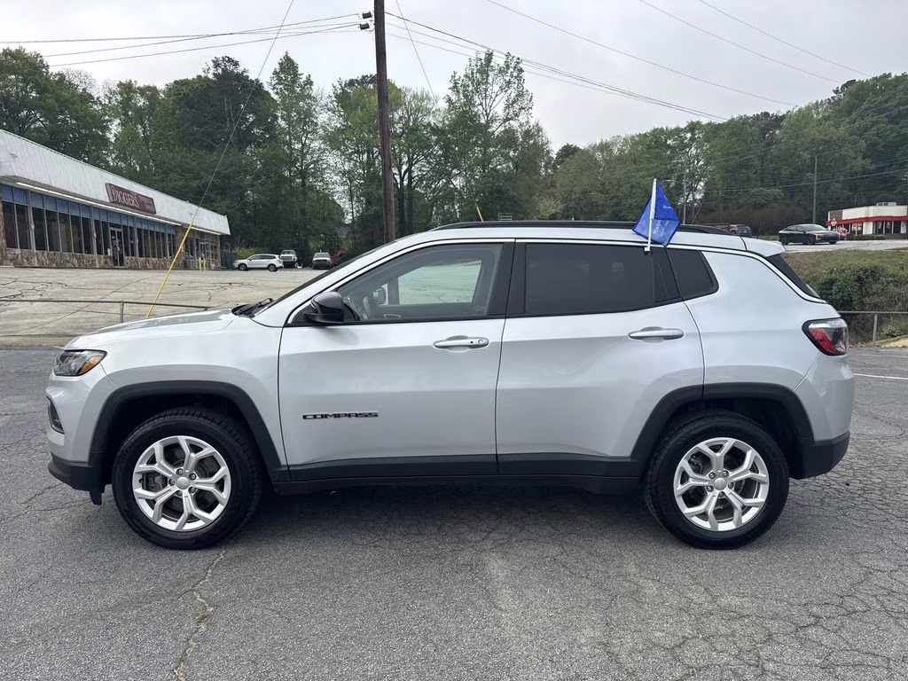 2024 Silver Zynith Metallic Clearcoat Jeep Compass Latitude 4X4 SUV
