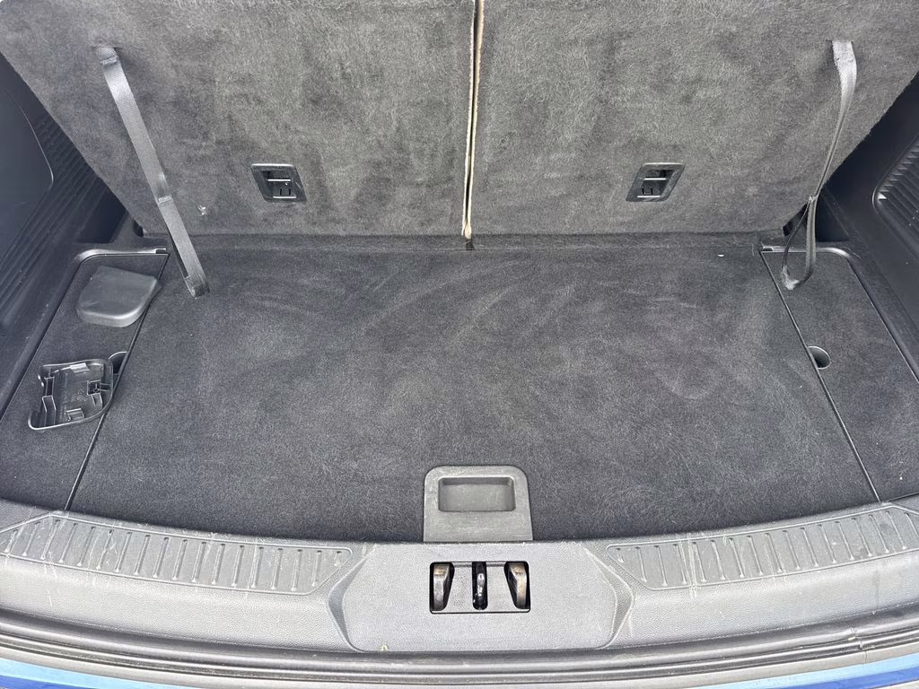 2020 Blue Metallic Ford Explorer XLT RWD SUV