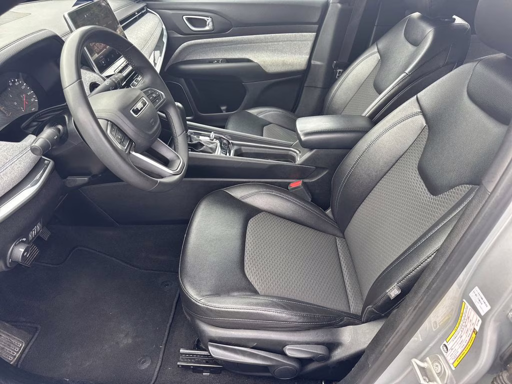 2024 Silver Zynith Metallic Clearcoat Jeep Compass Latitude 4X4 SUV