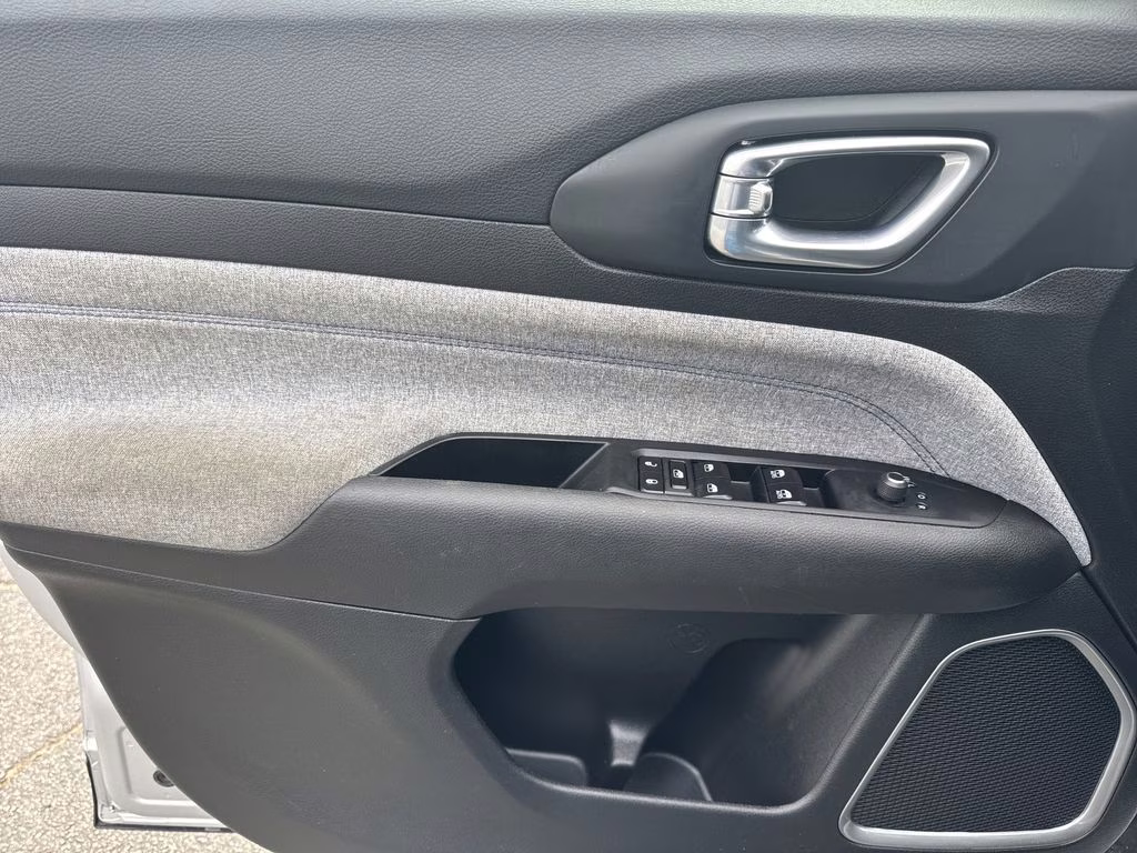 2024 Silver Zynith Metallic Clearcoat Jeep Compass Latitude 4X4 SUV