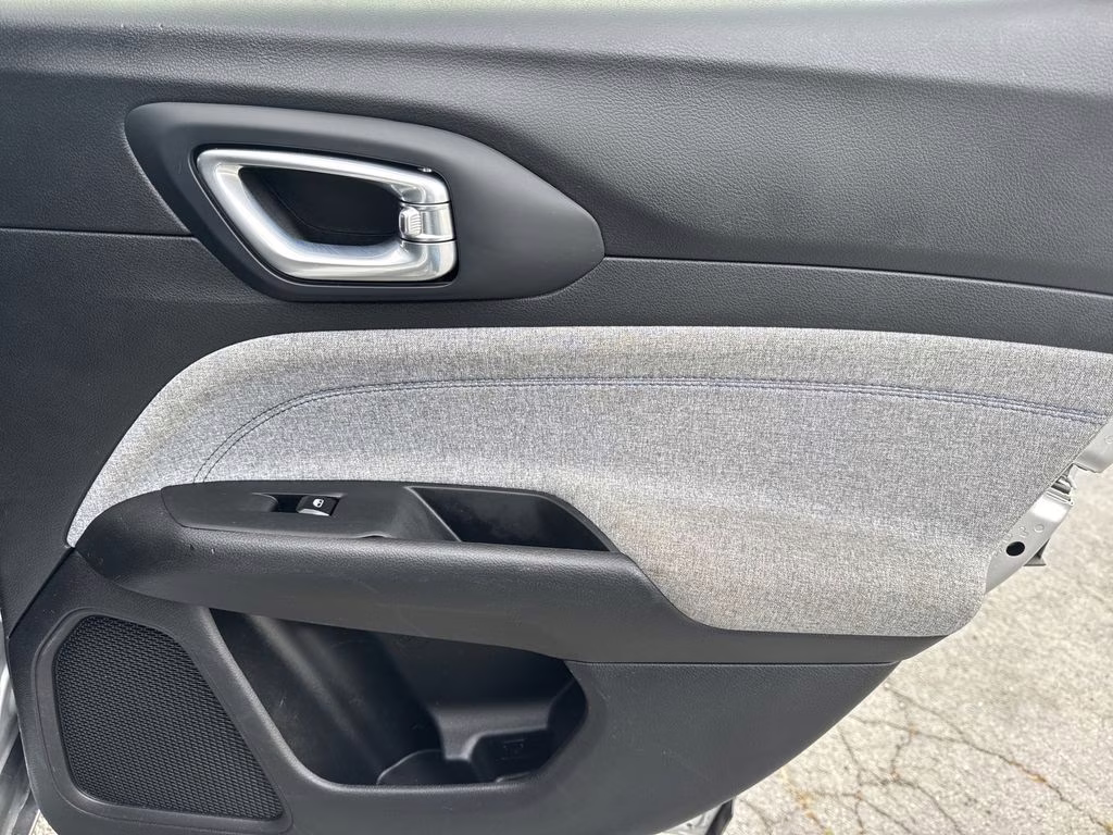 2024 Silver Zynith Metallic Clearcoat Jeep Compass Latitude 4X4 SUV