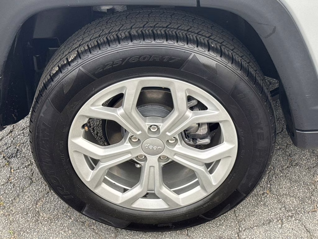 2024 Silver Zynith Metallic Clearcoat Jeep Compass Latitude 4X4 SUV