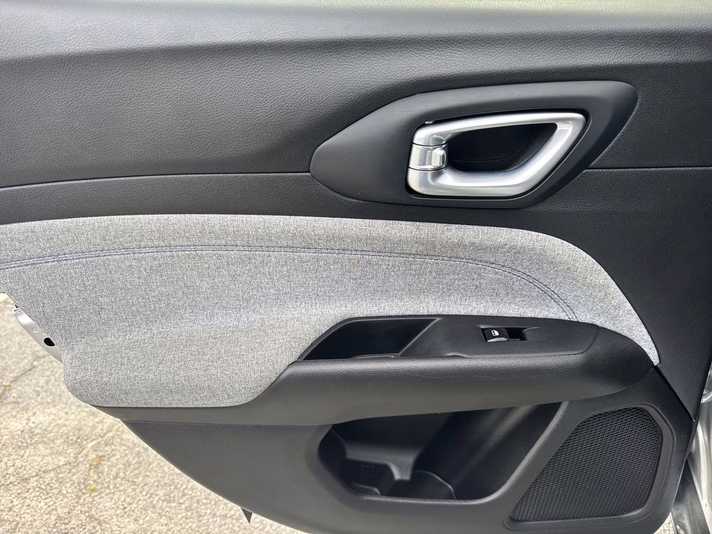 2024 Silver Zynith Metallic Clearcoat Jeep Compass Latitude 4X4 SUV