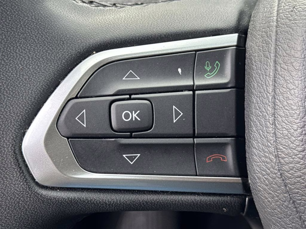 2024 Silver Zynith Metallic Clearcoat Jeep Compass Latitude 4X4 SUV