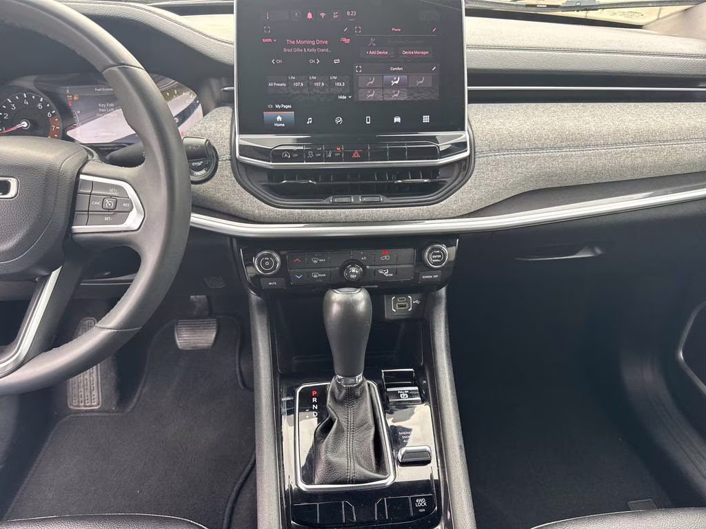 2024 Silver Zynith Metallic Clearcoat Jeep Compass Latitude 4X4 SUV