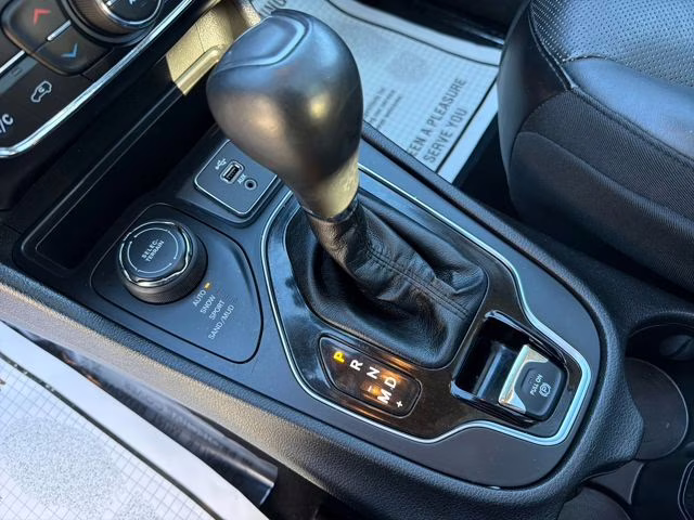 2019 Bright White Clearcoat Jeep Cherokee Limited 4X4 SUV