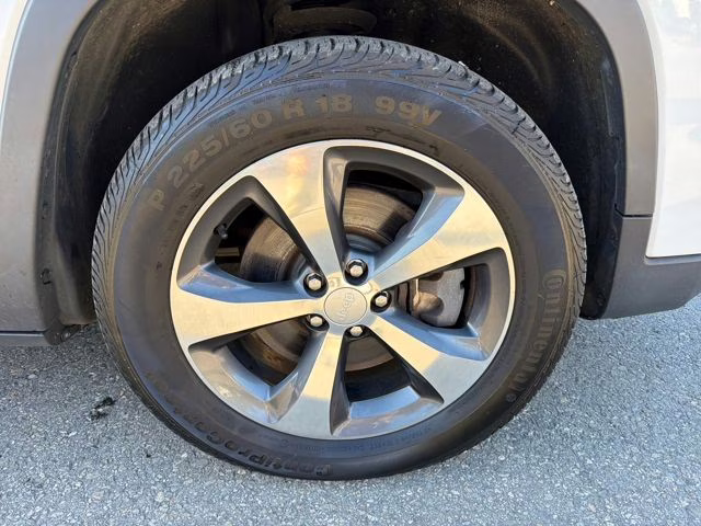 2019 Bright White Clearcoat Jeep Cherokee Limited 4X4 SUV