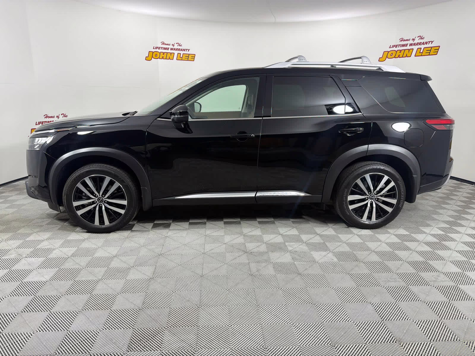 2025 Super Black Nissan Pathfinder Platinum FWD SUV