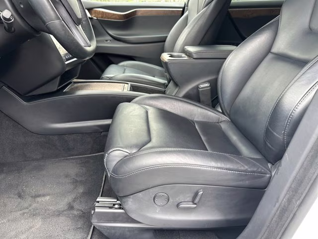 2019 White Tesla Model X 75D AWD SUV