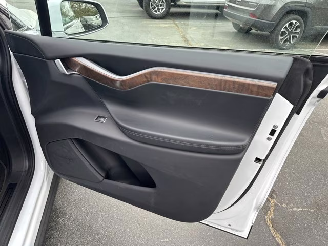 2019 White Tesla Model X 75D AWD SUV