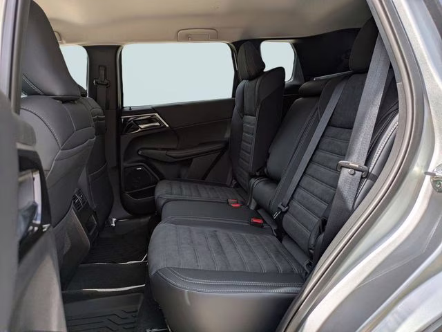 2026 Alloy Silver Metallic Mitsubishi Outlander SE FWD SUV