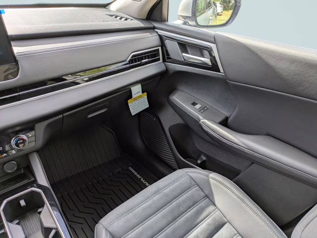 2026 Alloy Silver Metallic Mitsubishi Outlander SE FWD SUV