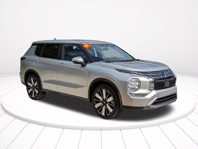 2026 Alloy Silver Metallic Mitsubishi Outlander SE FWD SUV