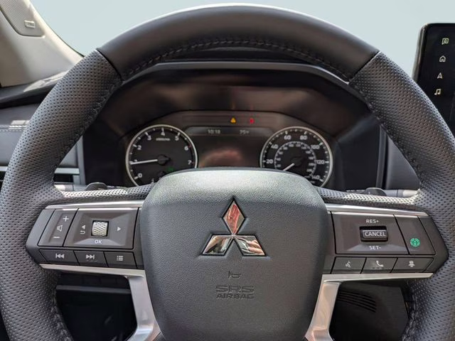 2026 Alloy Silver Metallic Mitsubishi Outlander SE FWD SUV