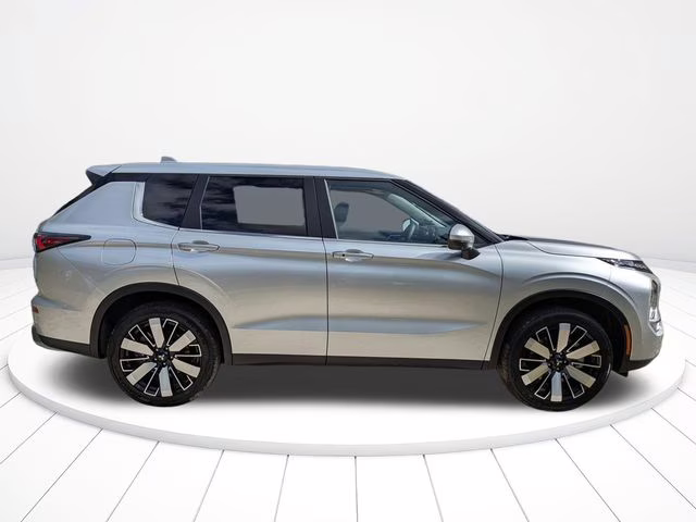 2026 Alloy Silver Metallic Mitsubishi Outlander SE FWD SUV