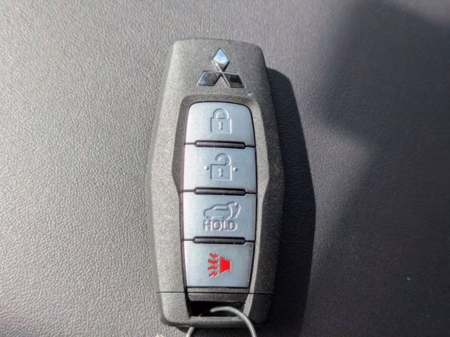 2026 Alloy Silver Metallic Mitsubishi Outlander SE FWD SUV