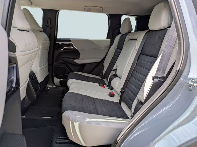 2026 Moonstone Gray Metallic Mitsubishi Outlander SE FWD SUV