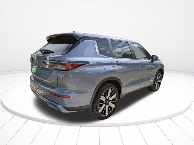 2026 Moonstone Gray Metallic Mitsubishi Outlander SE FWD SUV