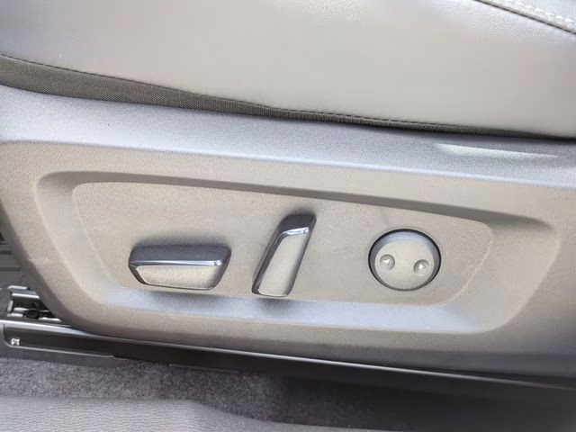 2026 Alloy Silver Metallic Mitsubishi Outlander SE FWD SUV