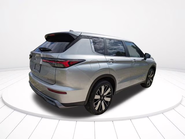 2026 Alloy Silver Metallic Mitsubishi Outlander SE FWD SUV