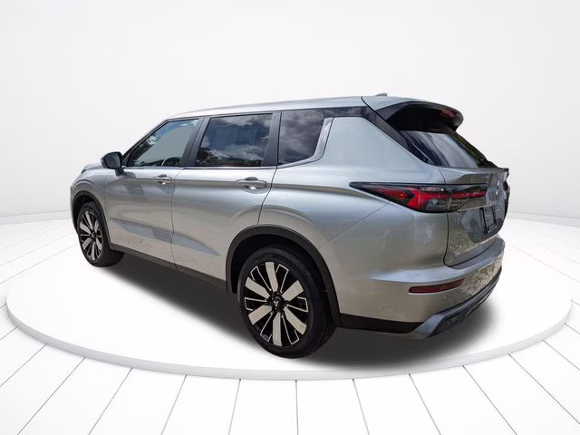 2026 Alloy Silver Metallic Mitsubishi Outlander SE FWD SUV