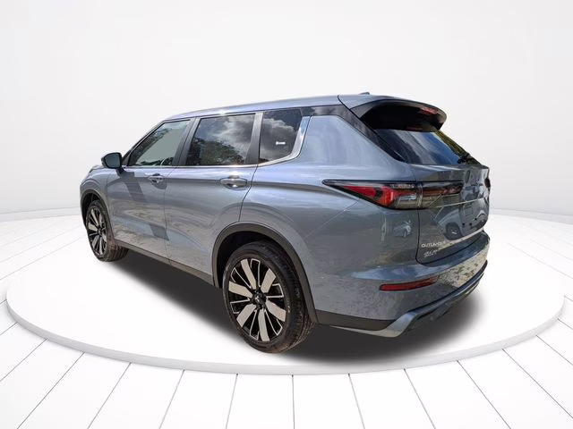 2026 Moonstone Gray Metallic Mitsubishi Outlander SE FWD SUV