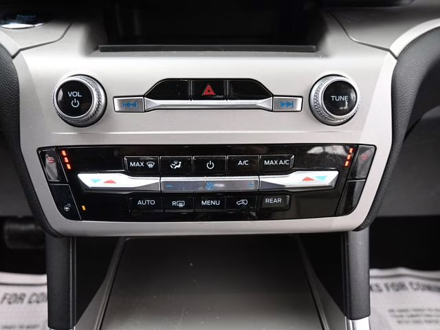 2023 Oxford White Ford Explorer XLT 4X4 SUV