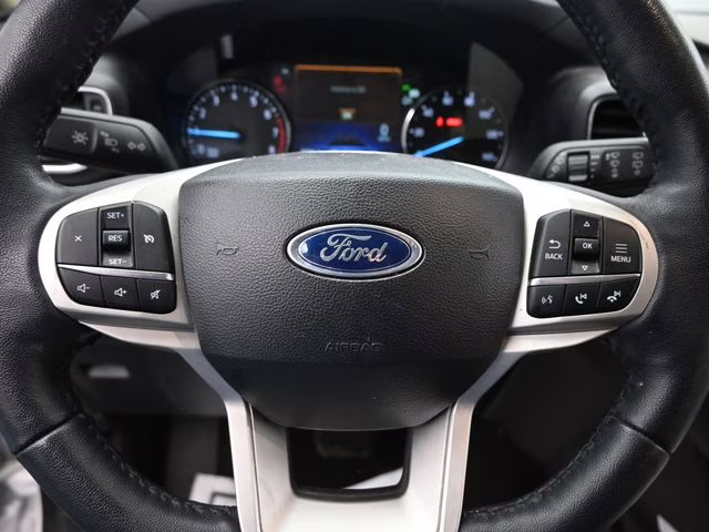 2023 Oxford White Ford Explorer XLT 4X4 SUV