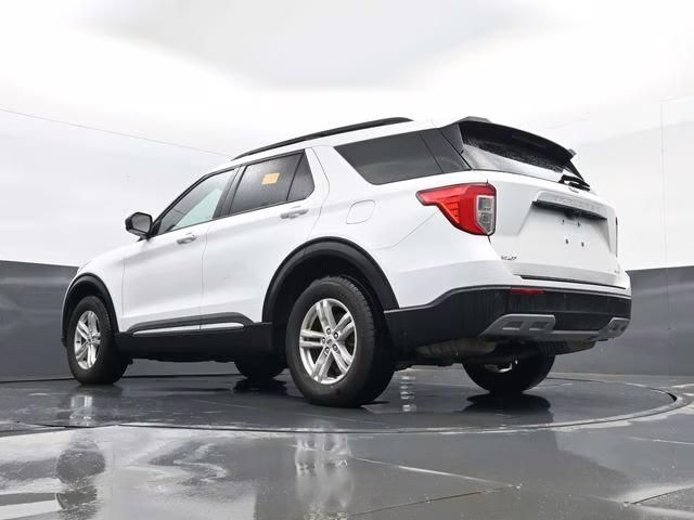 2023 Oxford White Ford Explorer XLT 4X4 SUV