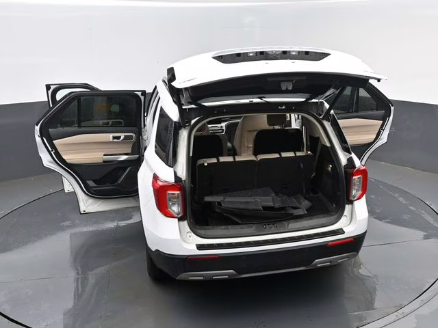 2023 Oxford White Ford Explorer XLT 4X4 SUV