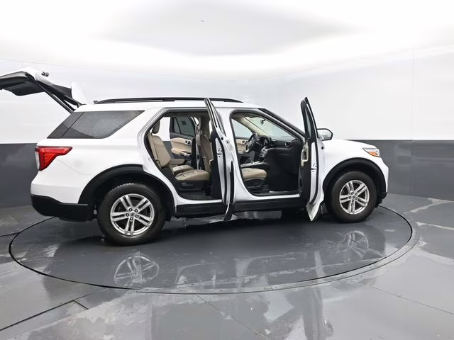 2023 Oxford White Ford Explorer XLT 4X4 SUV