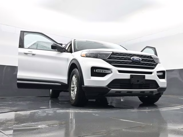 2023 Oxford White Ford Explorer XLT 4X4 SUV