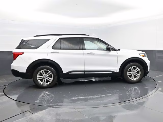 2023 Oxford White Ford Explorer XLT 4X4 SUV