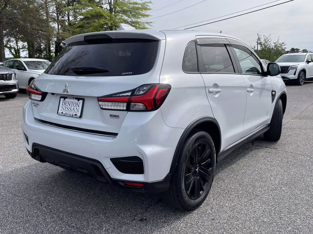 2024 White Mitsubishi Outlander Sport 2.0 LE 4X4 SUV